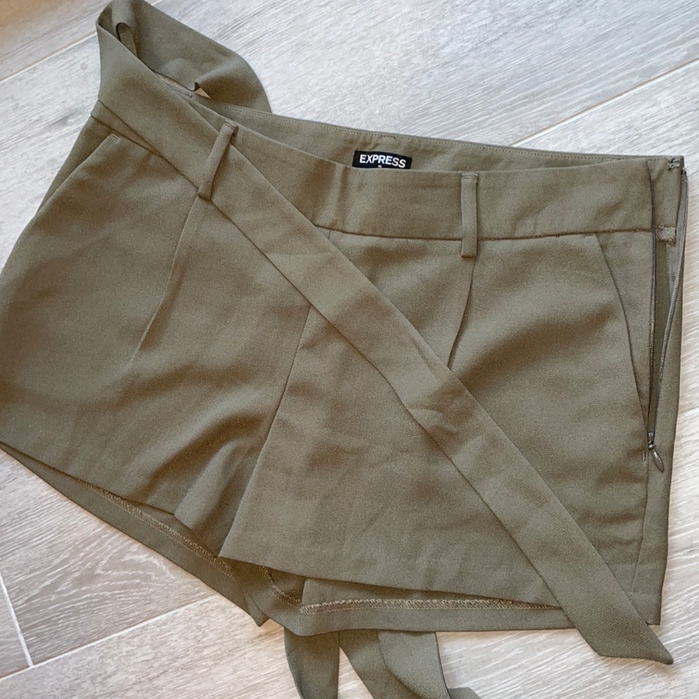 **LAST CHANCE** Express olive green shorts